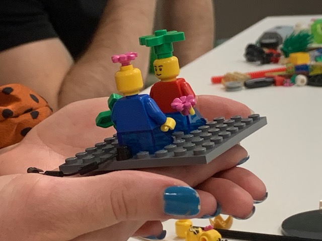 Un participant d'Atelier LEGO® SERIOUS PLAY® exprime sa créativité