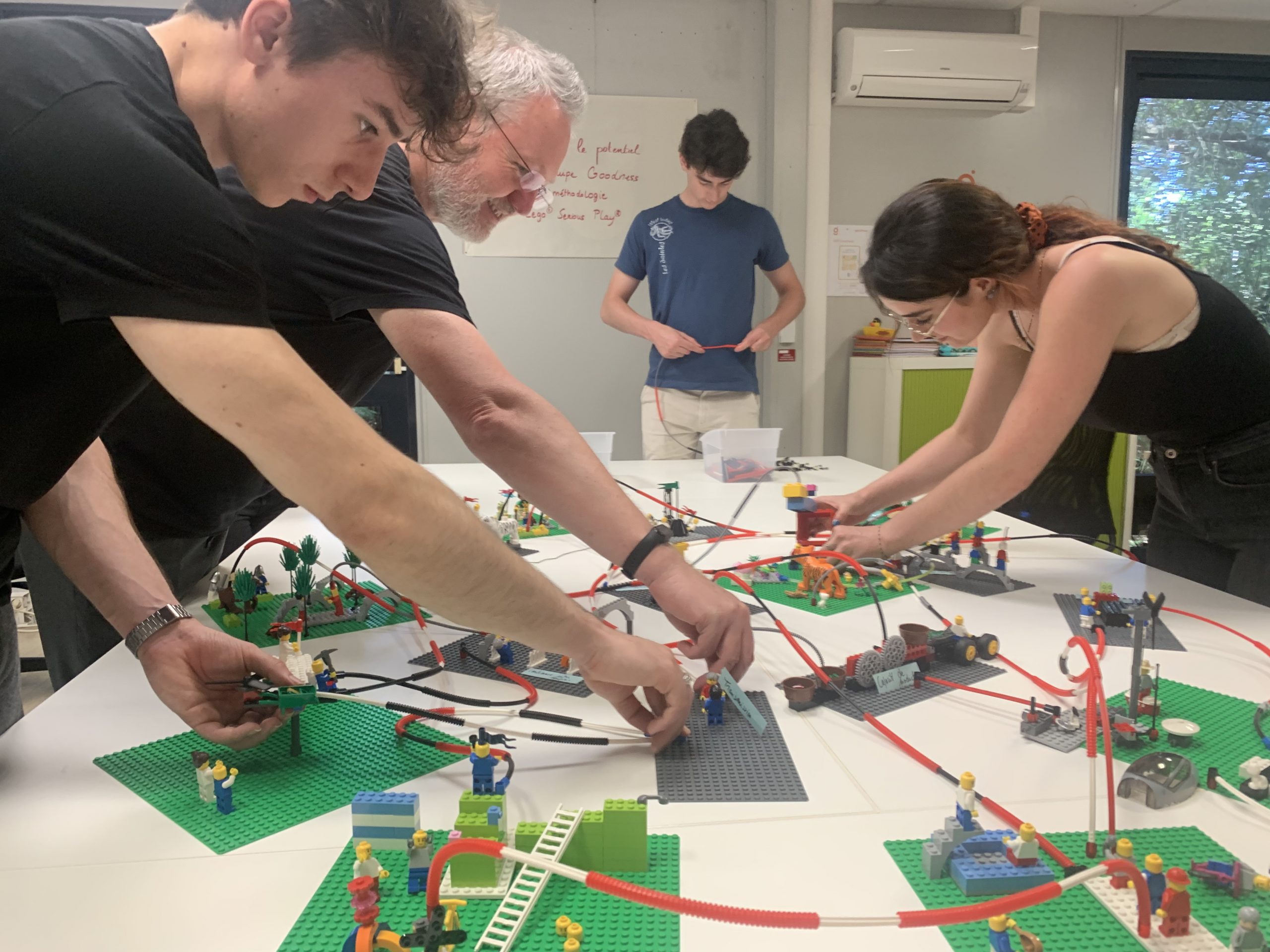 Une équipe développe son potentiel lors d'un atelier LEGO® SERIOUS PLAY® en entreprise