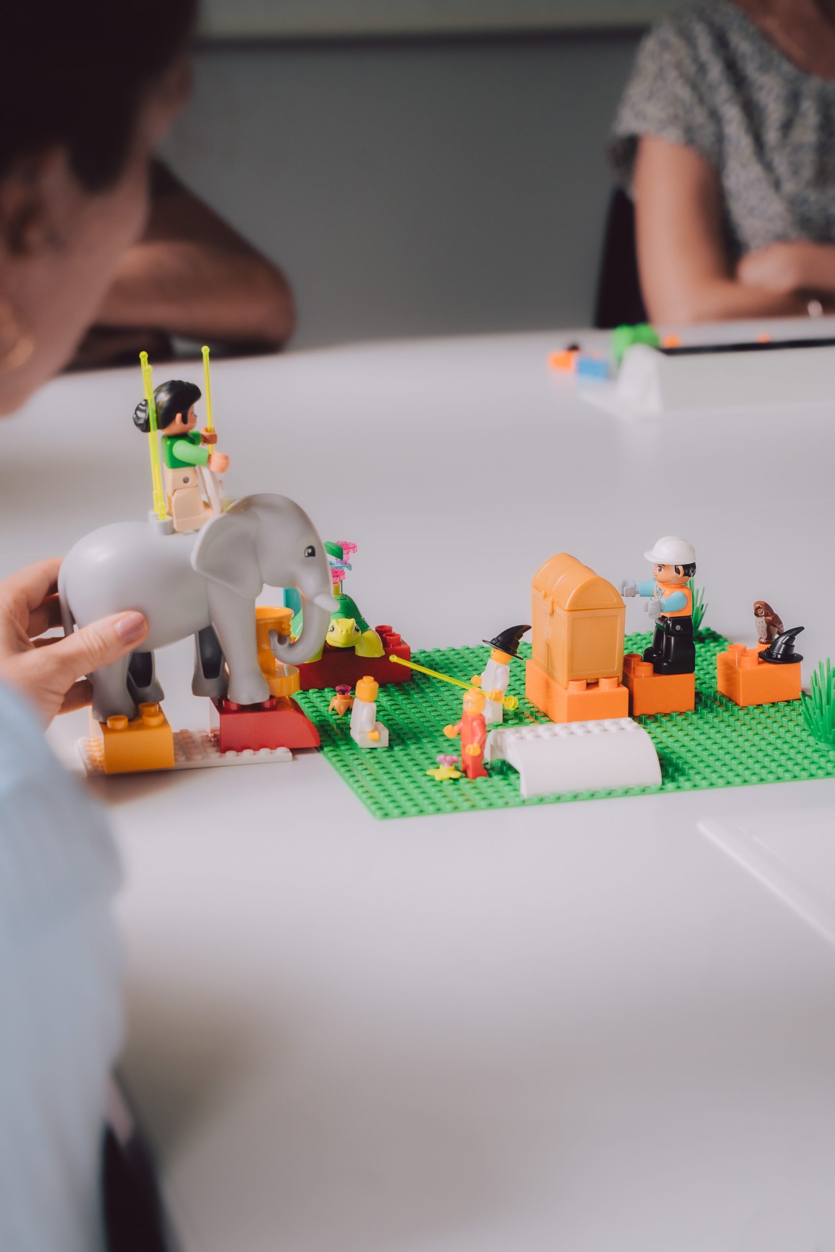 Une participante raconte une histoire dans un atelier LEGO® SERIOUS PLAY®